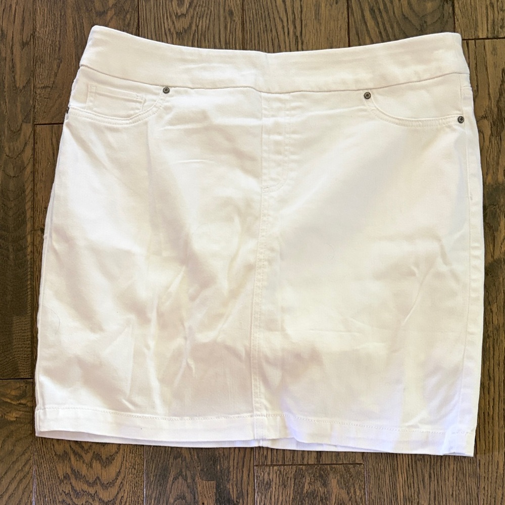 Chico's sz 1.5 White Denim Skort